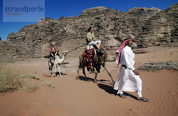 Kamelausritt  Wadi Rum  Jordanien  Asien