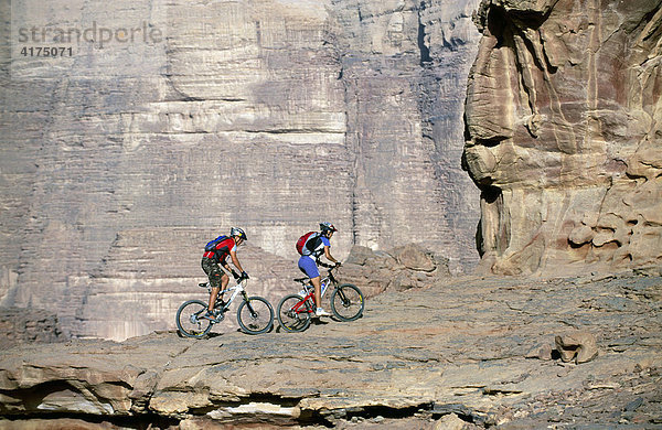 Mountainbiker  Wadi Rum  Jordanien  Asien