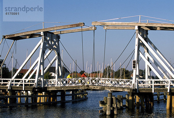 Radfahrer  Holzklappbrücke  Wieck  Greifswald  Ostsee  Mecklenburg-Vorpommern  Deutschland
