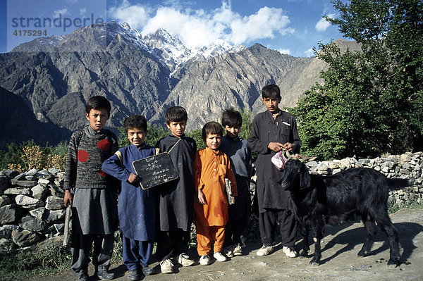 Schulkinder  Karimabad  Karakorum-Highway  Northern Territories  Pakistan  Asien