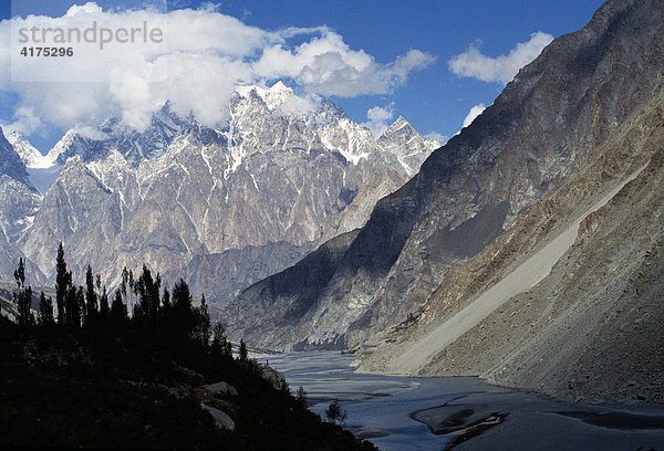 Sust  Hunza-Fluss  Karakorum-Gebirge  Northern Territories  Pakistan  Asien