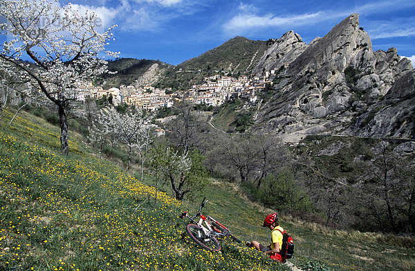 Mountainbiker  Pietrapertosa  Lukanische Dolomiten  Basilikata  Italien