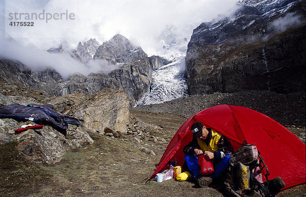 Trekking  Basislager  Ultar Peak  Karimabad  Northern Provinces  Pakistan  Asien