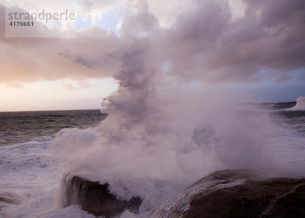 Brandung  Wellen  Golf von Algajola  Korsika  Frankreich