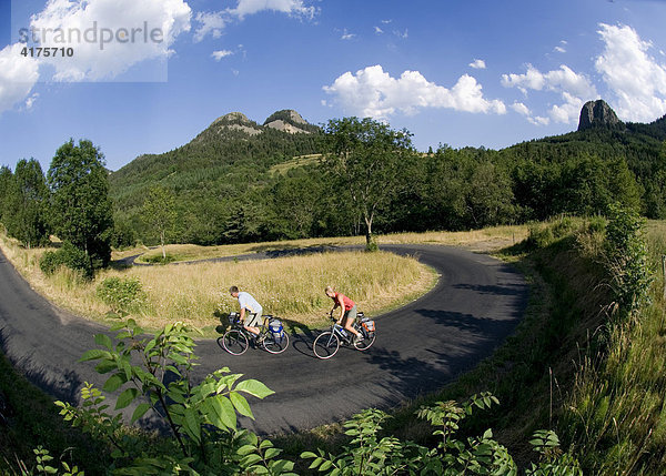 Radfahrer  Route des Sucs  Mont Gerbier de Jonc  Ardeche  Frankreich