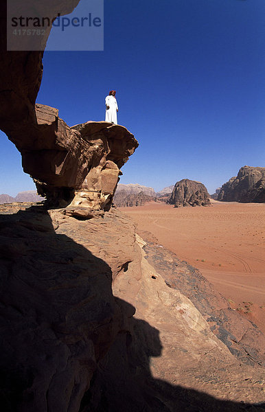 Beduine  Steinbogen  Wadi Rum  Jordanien  Asien
