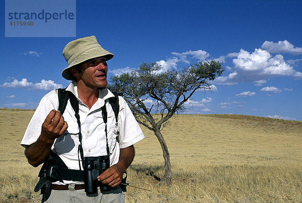 Tok Tokkie Trail  Mann mit Fernglas  Namib Rand Nature Reserve  Namibia  Afrika
