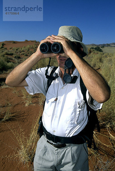 Mann mit Fernglas  Namib Rand Nature Reserve  Namibia  Afrika