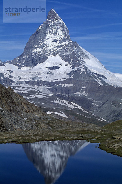 Spiegelung des Matterhorns im Riffelsee  Wallis  Schweiz