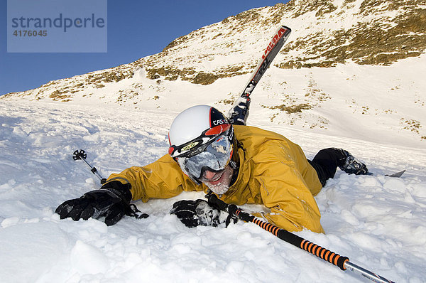 Skiläufer nach Sturz  Telemark  Hochstubai  Tirol  Österreich