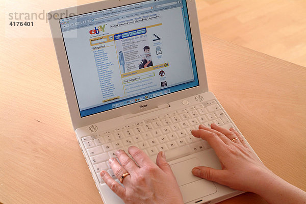 Frau an computer online bei auktionen internet geschäften