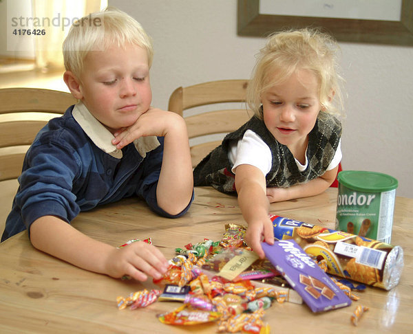 Kinder essen süßigkeiten