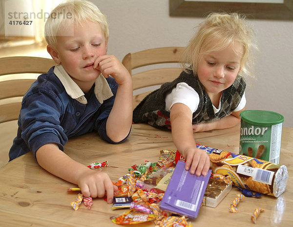 Kinder essen süßigkeiten