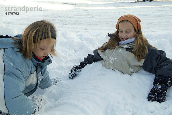 Kinder im schnee