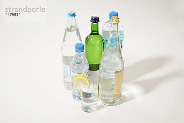 Verschiedene mineralwasserflaschen