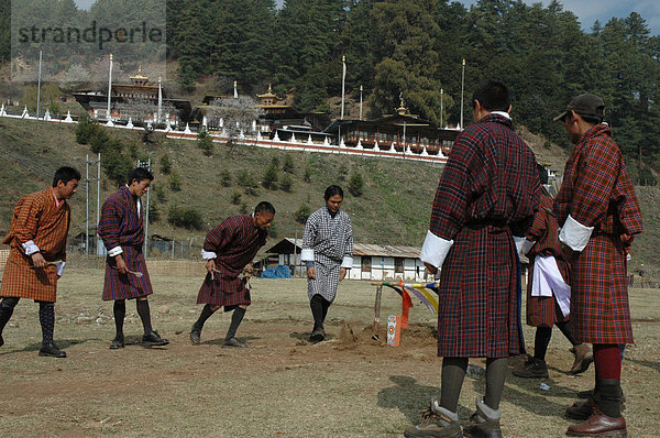 Bhutan  Königreich  Himalaya  traditionelles Pfeilwerfen  bhutanesisches Darts