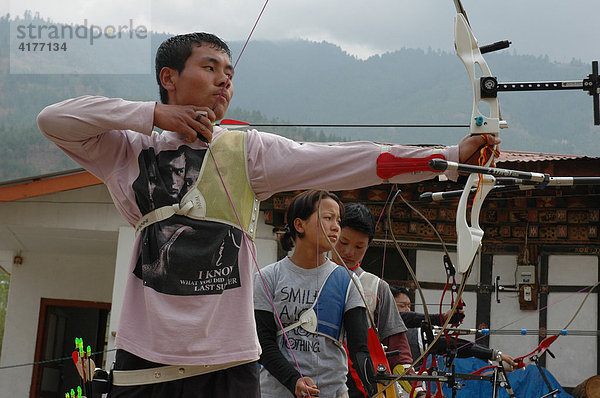 Mitglieder des Olympischen Teams  Nationalsport Bogenschießen  Bhutan  Asien