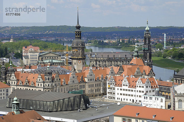 Panorama Dresden mit Schloss  Sachsen  Deutschland  Europa