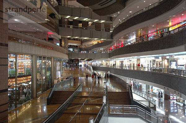 Einkaufszentrum im Stadteil Lujiazui  Bezirk Pudong  Shanghai  China.
