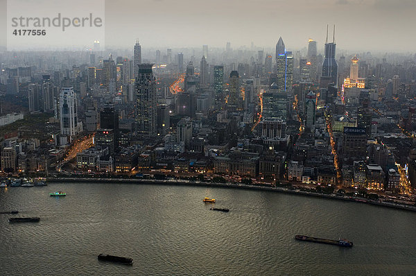 Blick vom Oriental Pearl Tower  vorn der Fluss Huangpu  Shanghai  China