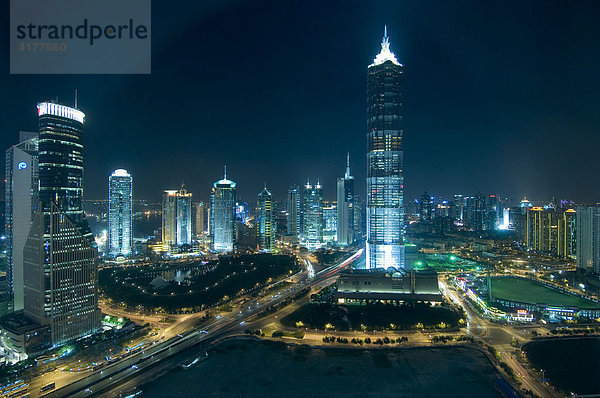 Hochhaeuser im Stadteil Lujiazui  Bezirk Pudong  Shanghai  China. Mitte: Jinmao Tower  Nachtaufnahme