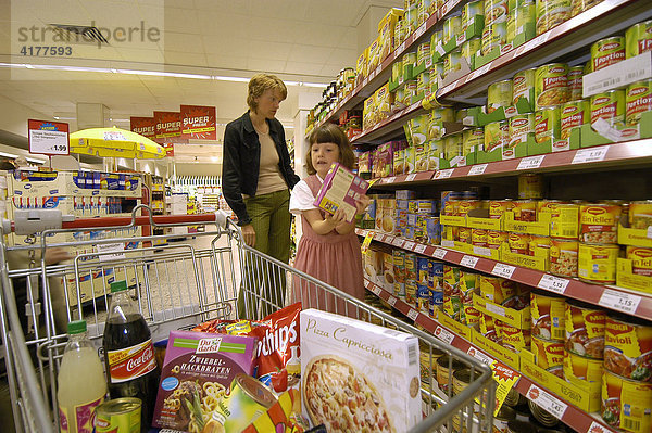 Mutter mit Kind beim Einkaufen in einem Supermarkt