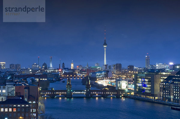 Blick auf die Spree mit Oberbaumbrücke  im Hintergrund die Skyline mit dem Fernsehturm  Berlin  Deutschland