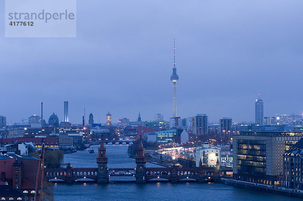 Blick auf die Spree mit Oberbaumbrücke  im Hintergrund die Skyline mit dem Fernsehturm  Berlin  Deutschland