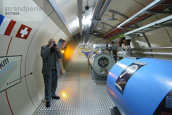 Besucher in einem Modell des Teilchenbeschleunigers  CERN  Genf  Schweiz