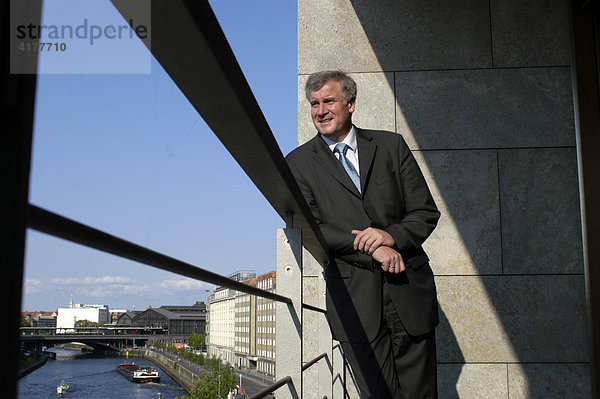 Horst Seehofer  MdB  Stellvertretender Vorsitzender der CDU/CSU-Bundestagsfraktion  auf dem Balkon seines Büros im Jakob-Kaiser-Haus  Berlin  Deutschland