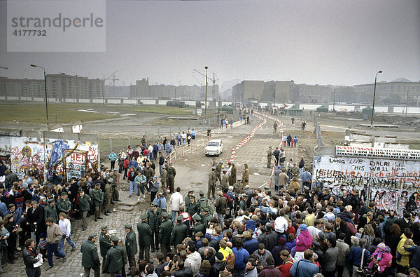 Fall der Berliner Mauer: Am Potsdamer Platz passieren Autos und Fussgaenger den provisorischen Grenzuebergang. Berlin  Deutschland
