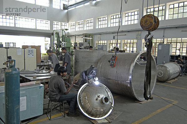 Arbeiter in einem Industriebetrieb  Bangalore  Indien