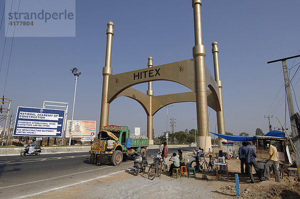 Zufahrt zum Internationalen Messezentrum (Convention Center)  HITEX  Hyderabad  Indien