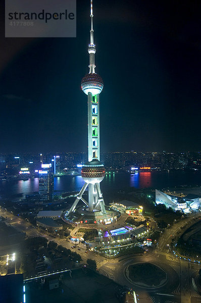 Pudong mit Oriental Pearl Tower am Abend. Shanghai  China.