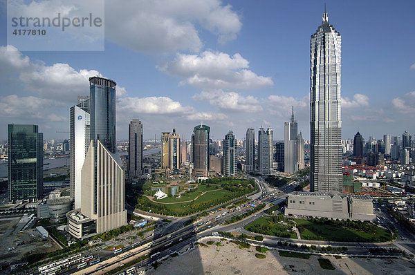 Blick auf Pudong und den Jinmao Tower (mit 420 Metern das höchste Gebäude Pudongs  mit dem Luxushotel Grand Hyatt)  Shanghai  China