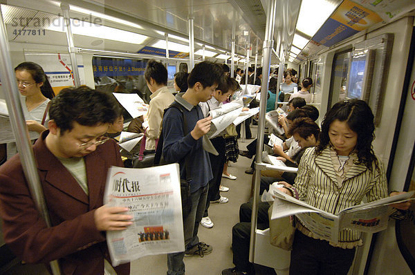 Fahrgäste in der U-Bahn  Shanghai  China