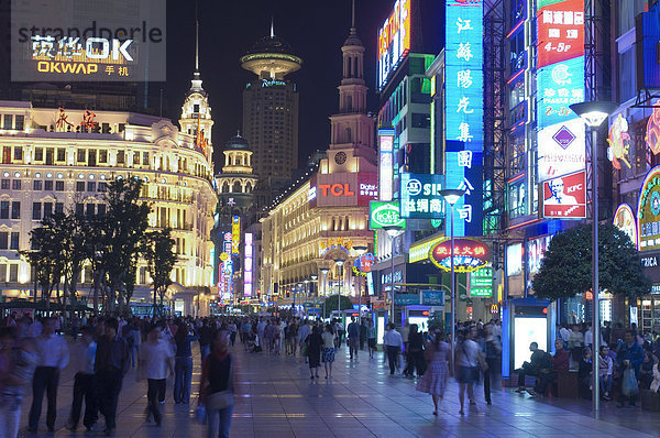 Abends auf der Nanjing Lu Nanjing Straße  größte Einkaufsstraße von Shanghai  China