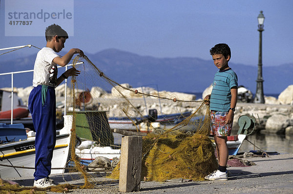 Fischerjungen im Hafen von Gaios  Korfu  Griechenland