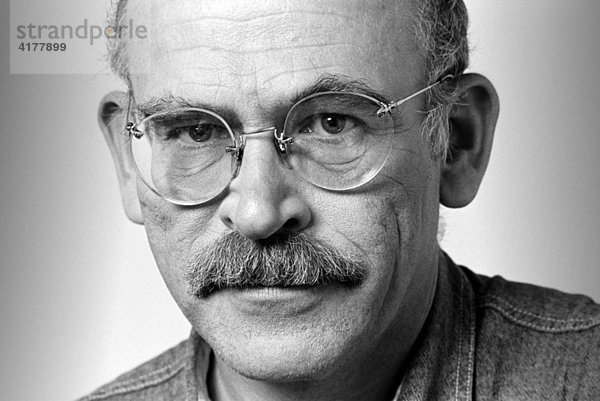 Portrait Hans-Günter Wallraff  deutscher Schriftsteller und Journalist