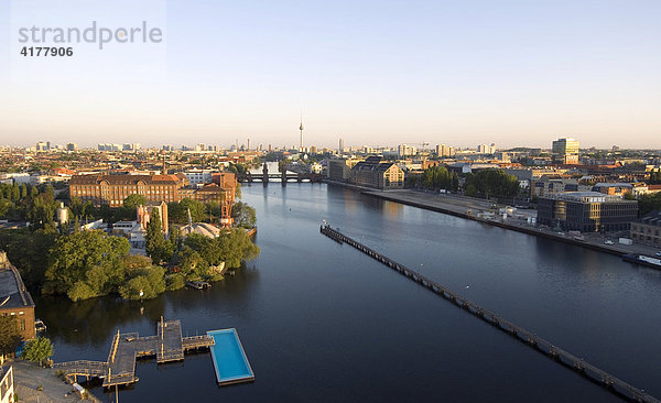 Berlin Skyline  Panorama  Spree mit Oberbaumbrücke und Fernsehturm. Berlin  Deutschland