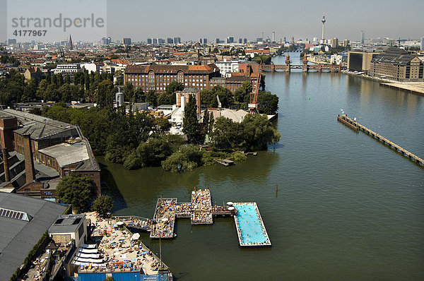 Blick auf das Badeschiff in der Spree in Berlin-Treptow  dahinter die Oberbaumbrücke und die Berliner Skyline  Berlin  Deutschland