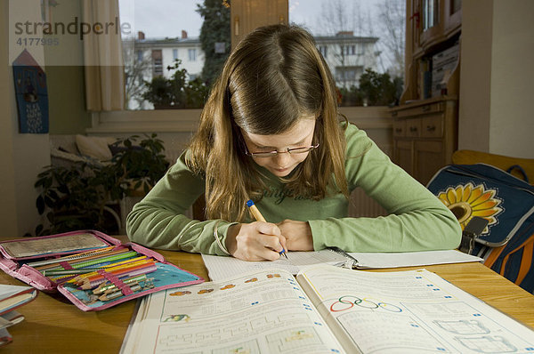 10jähriges Mädchen bei Hausaufgaben