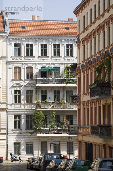 Fassaden von Altbauimmobilien in Kreuzberg  Berlin  Deutschland