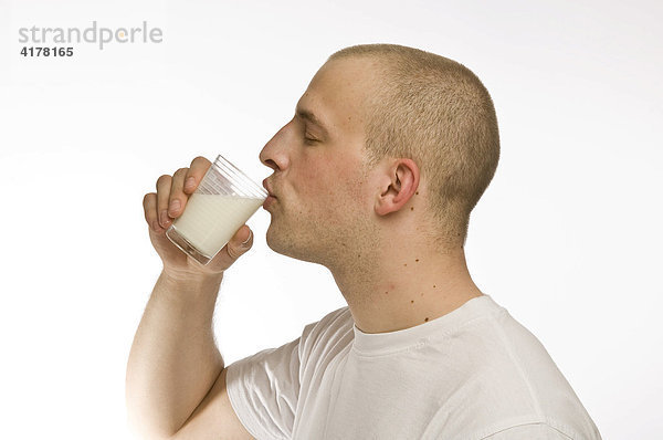 Mann mit einem Glas Milch