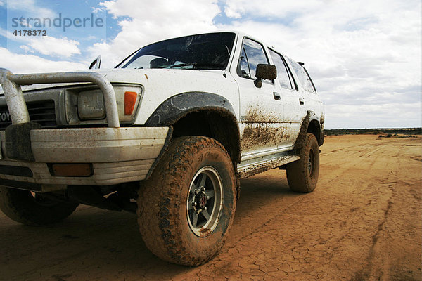 Geländewagen in der Australischen Wüste  Süd Australien
