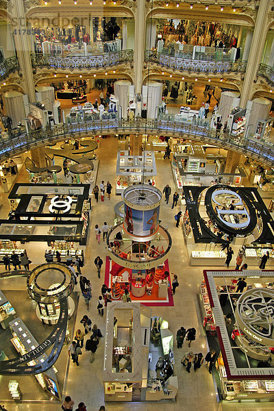 Blick in das Kaufhaus Lafayette  Paris  Frankreich