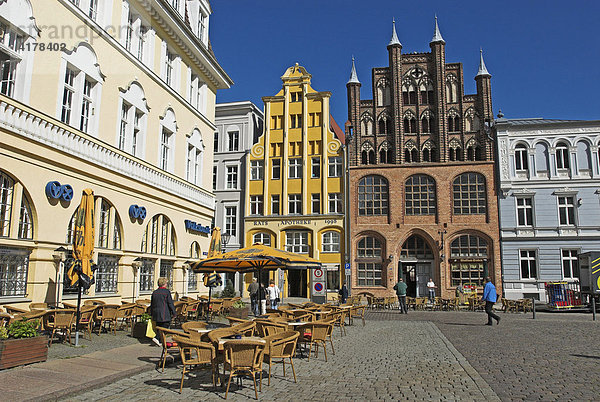 Architektur am Alten Markt in der Hansestadt Stralsund  Mecklenburg-Vorpommern  Deutschland  Europa