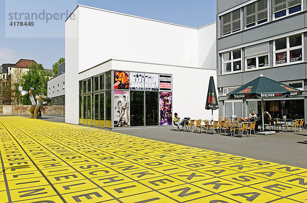 Buchstabenfeld des Architektenteams Kühn Malvezzi Markierung Glaslager vor der Berlinischen Galerie  Landesmuseum für Moderne Kunst  Fotografie und Architektur  Berlin Kreuzberg  Deutschland  Europa