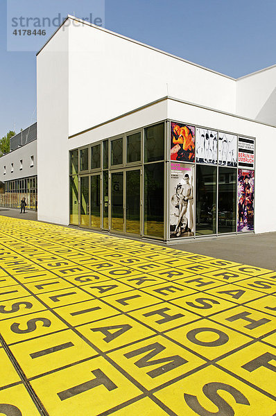 Buchstabenfeld des Architektenteams Kühn Malvezzi Markierung Glaslager vor der Berlinischen Galerie  Landesmuseum für Moderne Kunst  Fotografie und Architektur  Berlin Kreuzberg  Deutschland  Europa