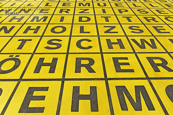 Buchstabenfeld des Architektenteams Kühn Malvezzi Markierung Glaslager vor der Berlinischen Galerie  Landesmuseum für Moderne Kunst  Fotografie und Architektur  Berlin Kreuzberg  Deutschland  Europa